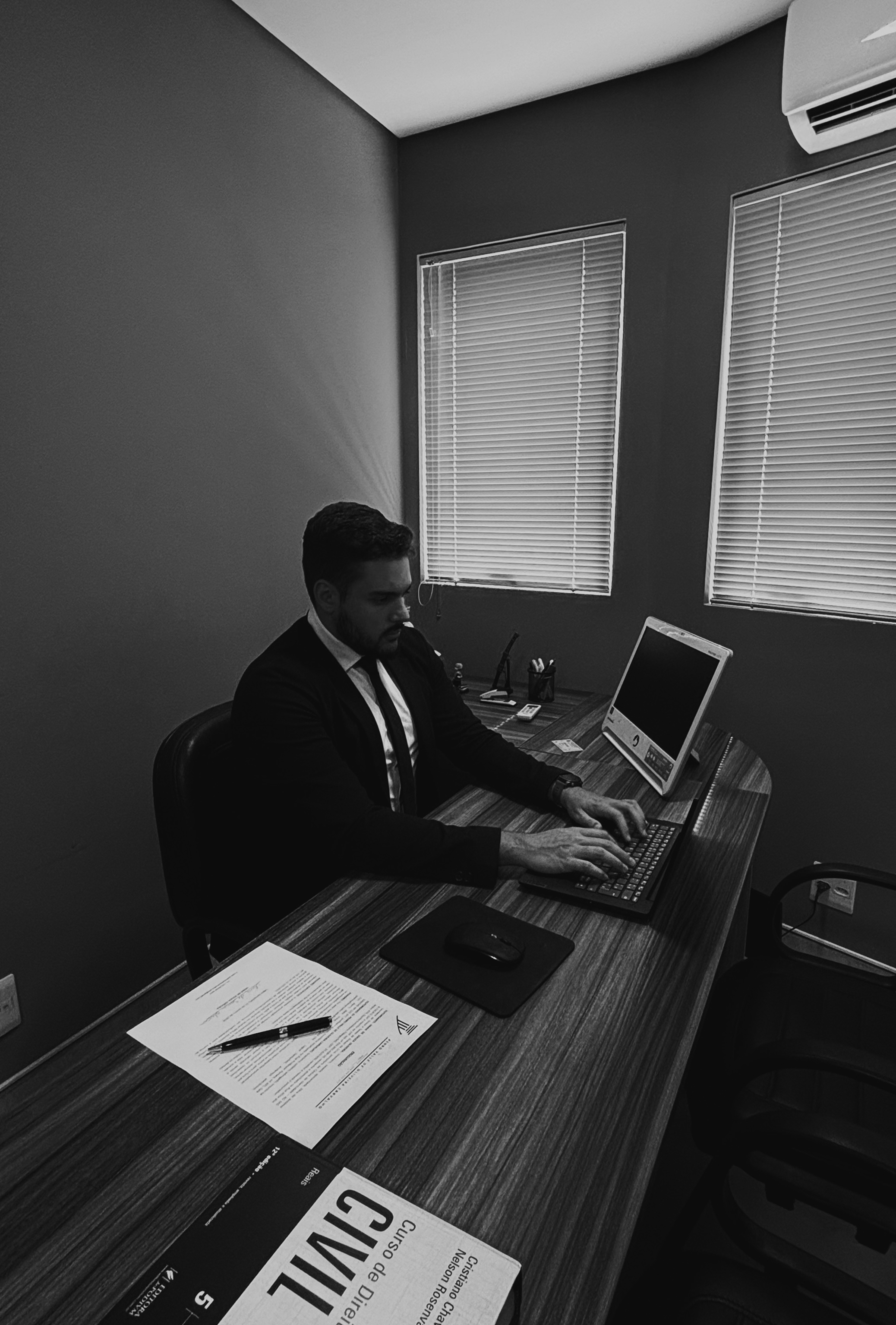Advogado trabalhando no computador em escritório